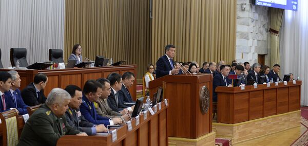 Выступление Президента Сооронбая Жээнбекова на заседании Жогорку Кенеша - Sputnik Таджикистан