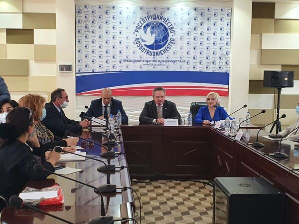 Теперь еще больше: российские учителя вернулись в школы Таджикистана - Sputnik Таджикистан