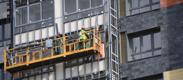 Рабочие в строительной люльке - Sputnik Таджикистан