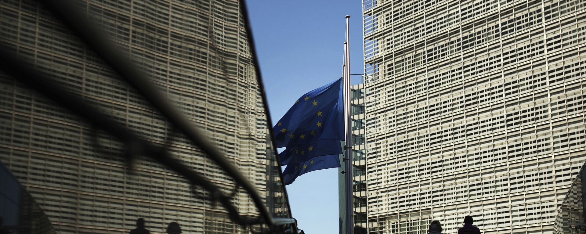 Флаги Евросоюза рядом с штаб-квартирой Европейской комиссии в Брюсселе - Sputnik Таджикистан, 1920, 25.01.2021