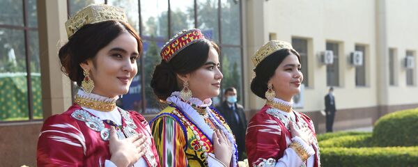 Девушки Согдийской области в национальной одежде - Sputnik Таджикистан