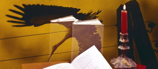 Композиция из книг со свечой - Sputnik Тоҷикистон