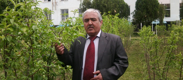 Холмуъмин Эмомов номзади улуми кишоварзӣ, мудири кафедраи меваю сабзавотпарварии Тоҷикистон Холмуъмин Эмомов номзади улуми кишоварзӣ, мудири кафедраи меваю сабзавотпарварии Тоҷикистон - Sputnik Таджикистан