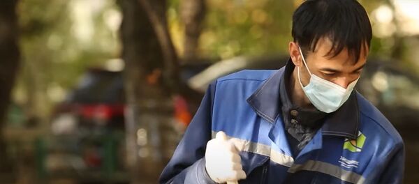 Письмо из листьев: как мигрант-дворник борется с коронавирусом - видео - Sputnik Тоҷикистон