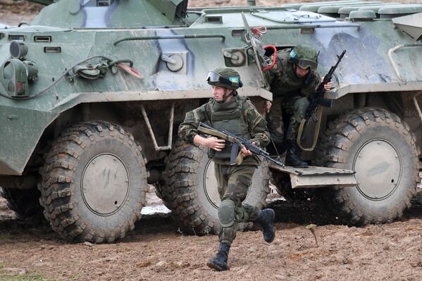 Военнослужащие во время командно-штабных учений ОДКБ Нерушимое братство 2020 на полигоне Лосвидо под Витебском - Sputnik Таджикистан