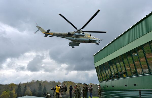 Вертолет Ми-24 во время командно-штабных учений ОДКБ Нерушимое братство – 2020 на полигоне Лосвидо под Витебском - Sputnik Таджикистан