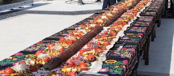 В Ташкенте приготовили десятиметровый шашлык - YouTube - Sputnik Тоҷикистон