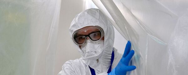 Врач в красной зоне госпиталя COVID-19 Врач в красной зоне госпиталя COVID-19 - Sputnik Тоҷикистон