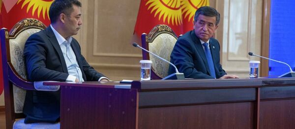 Президент Кыргызстана Сооронбай Жээнбеков и премьер-министр Садыр Жапаров на внеочередном заседании Жогорку Кенеша в госрезиденции Ала-Арча. Архивное фото Президент Кыргызстана Сооронбай Жээнбеков и премьер-министр Садыр Жапаров на внеочередном заседании Жогорку Кенеша в госрезиденции Ала-Арча. Архивное фото - Sputnik Тоҷикистон
