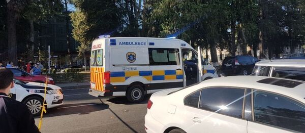 Скорая помощь около отделения банка Грузии, где вооруженный мужчина захватил заложников в Зугдиди  - Sputnik Тоҷикистон