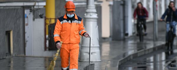 Сотрудник коммунальной службы убирает улицу в Москве, архивное фото - Sputnik Тоҷикистон