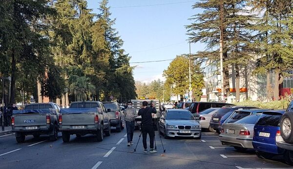 Оцепленная улица рядом с филиалом Банка Грузии в центре Зугдиди, где вооруженный мужчина захватил заложников - Sputnik Таджикистан