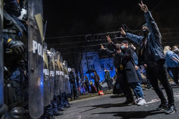 Протестующие во время столкновения с полицией на митинге в Варшаве против решения Конституционного суда Польши об ограничении закона об абортах - Sputnik Тоҷикистон