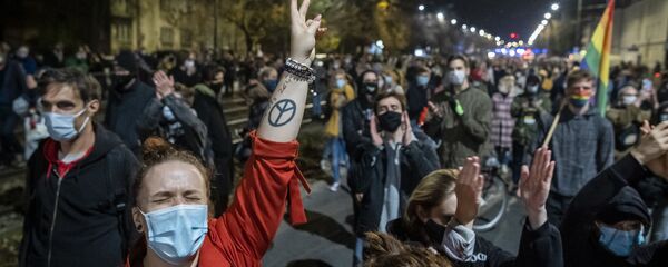Протестующие на митинге в Варшаве против решения Конституционного суда Польши об ограничении закона об абортах Протестующие на митинге в Варшаве против решения Конституционного суда Польши об ограничении закона об абортах - Sputnik Тоҷикистон