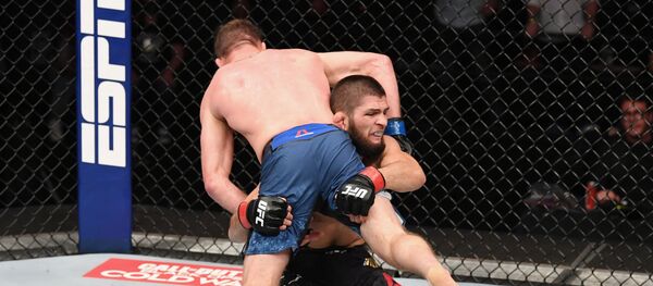 Хабиб Нурмагомедов защитил титул чемпиона UFC в легком весе - Sputnik Тоҷикистон