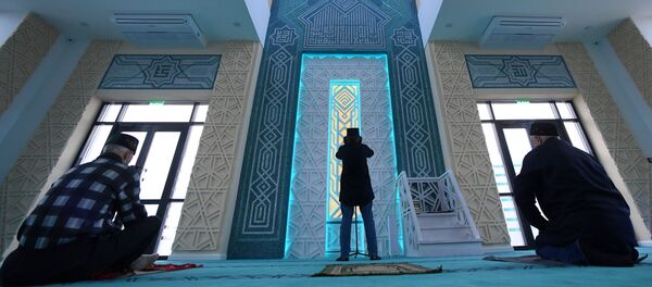 Верующие в новой мечети Чалы Яр в Набережных Челнах Верующие в новой мечети Чалы Яр в Набережных Челнах - Sputnik Таджикистан