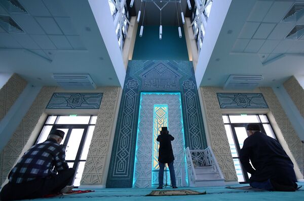 Верующие в новой мечети Чалы Яр в Набережных Челнах - Sputnik Таджикистан
