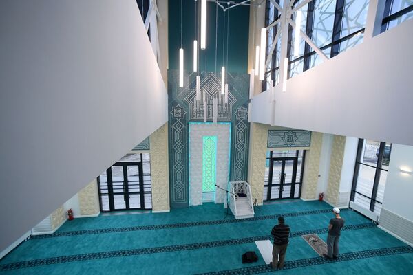 Верующие в новой мечети Чалы Яр в Набережных Челнах - Sputnik Таджикистан