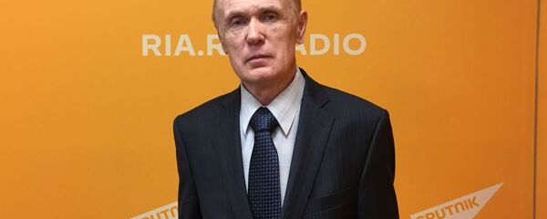 Заместитель главного редактора журнала «Авиапанорама», заслуженный военный летчик России Владимир Попов - Sputnik Тоҷикистон