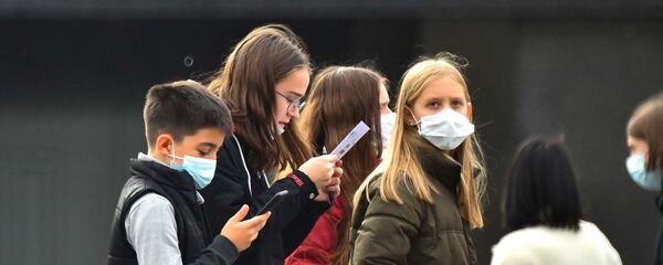 Дети в защитных масках - Sputnik Тоҷикистон