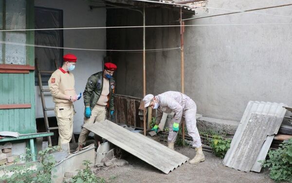 Российские военнослужащие оказали помощь ветерану труда из Таджикистана - Sputnik Таджикистан