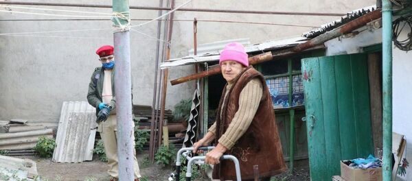 Российские военнослужащие оказали помощь ветерану труда из Таджикистана Российские военнослужащие оказали помощь ветерану труда из Таджикистана - Sputnik Таджикистан