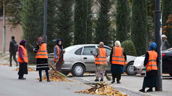 Работницы коммунальных служб в Душанбе убирают опавшие листья - Sputnik Тоҷикистон