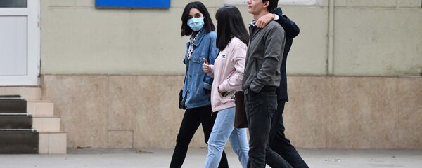 Молодые люди прогуливаются по улице в Душанбе - Sputnik Тоҷикистон