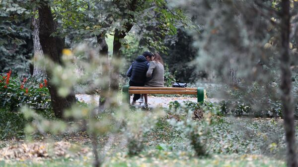 Влюбленные в парке на скамейке - Sputnik Таджикистан
