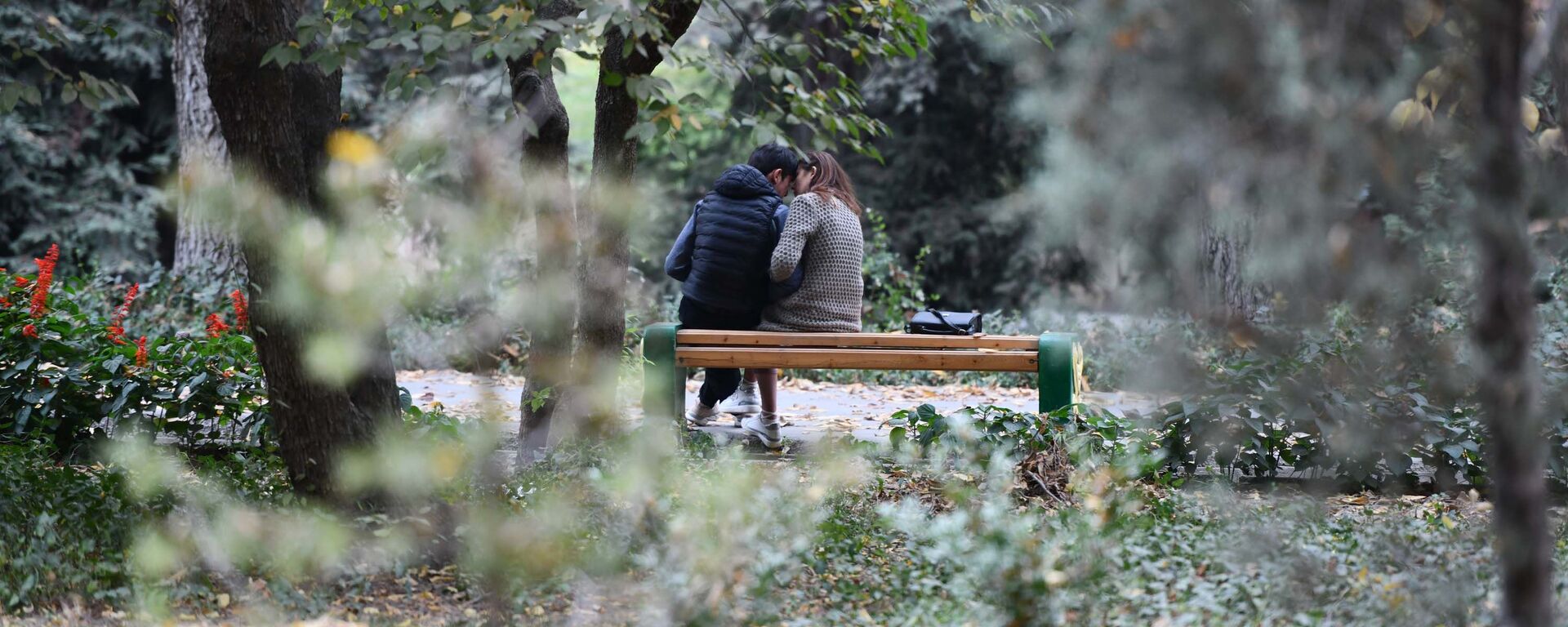 Влюбленные в парке на скамейке - Sputnik Таджикистан, 1920, 26.02.2021