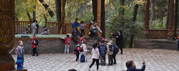 Дети играют в ботаническом саду Боги Ирам - Sputnik Таджикистан