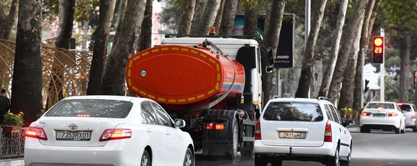 Мойка дороги в Душанбе  - Sputnik Тоҷикистон