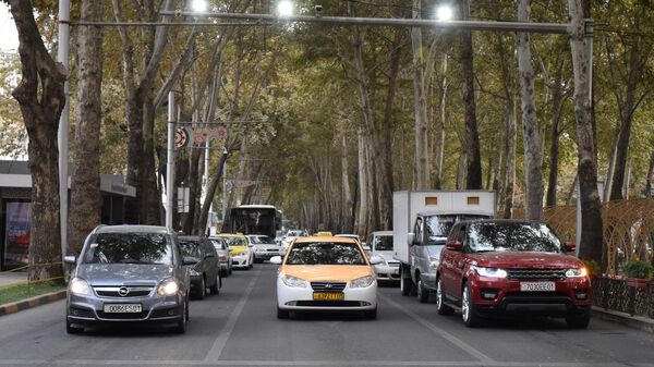 Дорога с машинами в Душанбе - Sputnik Таджикистан