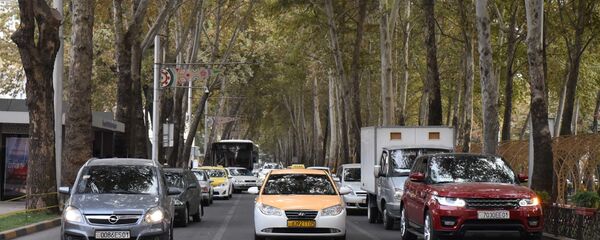 Дорога с машинами в Душанбе - Sputnik Тоҷикистон