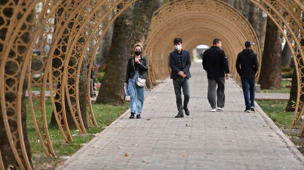 Жители Душанбе на улице - Sputnik Таджикистан