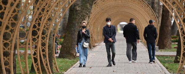 Жители Душанбе на улице - Sputnik Таджикистан