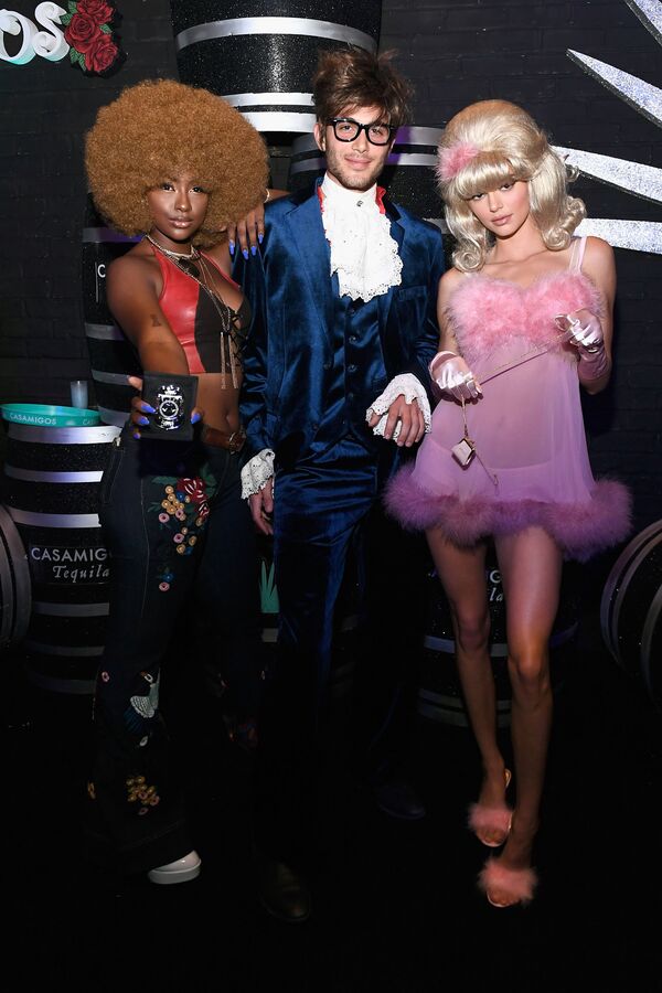 Модель Кендалл Дженнер в образе фембота из фильма Остин Пауэрс на Хэллоуин-вечеринке в Лас-Вегасе, США - Sputnik Таджикистан