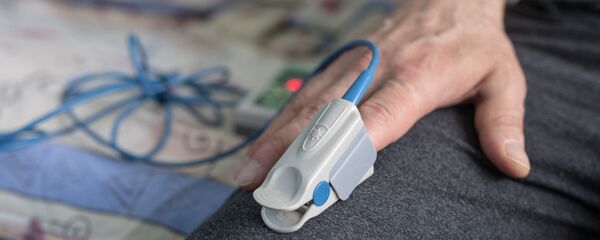 Пульсоксиметр на пальце пациента - Sputnik Тоҷикистон