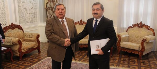 Встреча Чрезвычайного и Полномочного Посла Кыргызской Республики в Республике Таджикистан Ж.Рустенбекова с Заместителем министра иностранных дел Республики Таджикистан М.Хусейнзода - Sputnik Таджикистан