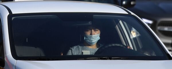 Водитель в защитной маске за рулем такси - Sputnik Таджикистан