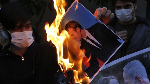 Сжигание фотографии президента Франции Эммануэля Макрона в Тегеране - Sputnik Тоҷикистон