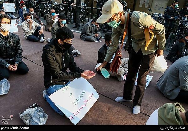 Протест у посольства Франции в Тегеране - Sputnik Тоҷикистон