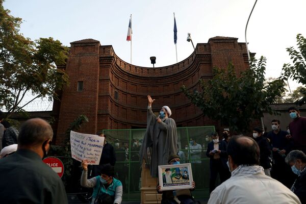 Протест у посольства Франции в Тегеране - Sputnik Тоҷикистон