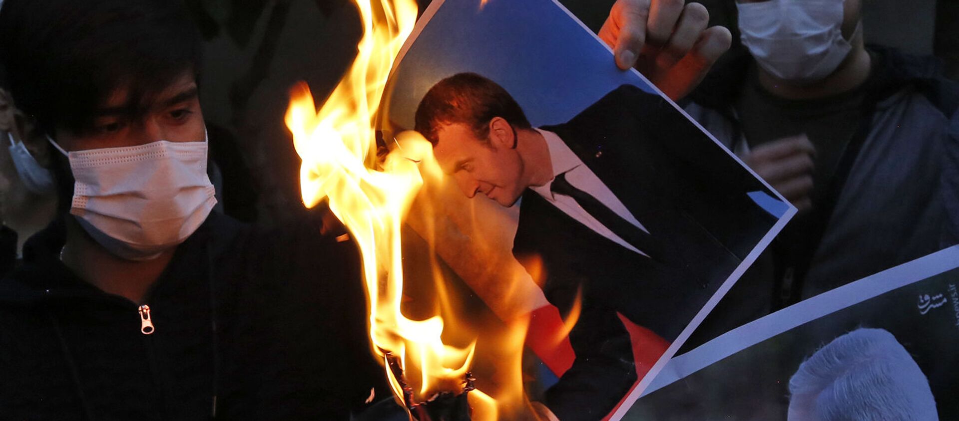 Сжигание фотографии президента Франции Эммануэля Макрона в Тегеране - Sputnik Таджикистан, 1920, 29.10.2020