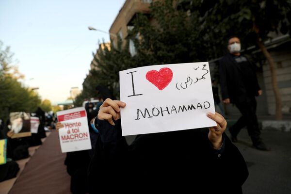 Протест у посольства Франции в Тегеране - Sputnik Таджикистан