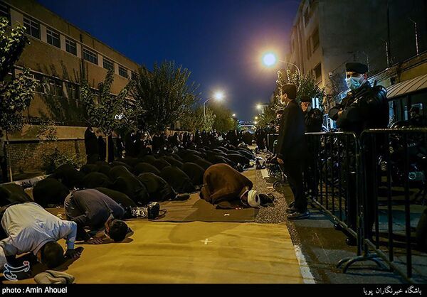 Протестующие молятся у посольства Франции в Тегеране - Sputnik Таджикистан