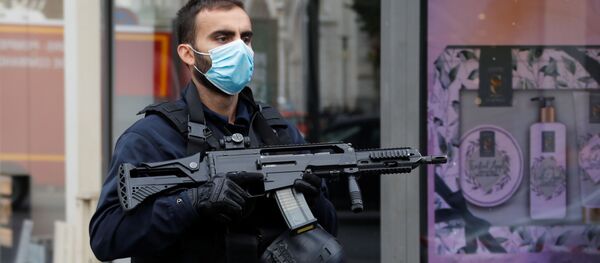 Сотрудник службы безопасности охраняет территорию после сообщения о нападении с ножом возле церкви Нотр-Дам в Ницце Сотрудник службы безопасности охраняет территорию после сообщения о нападении с ножом возле церкви Нотр-Дам в Ницце - Sputnik Таджикистан