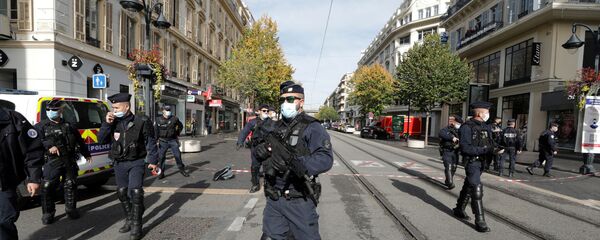 Силы безопасности охраняют территорию после сообщения о нападении с ножом в церкви Нотр-Дам в Ницце Силы безопасности охраняют территорию после сообщения о нападении с ножом в церкви Нотр-Дам в Ницце - Sputnik Таджикистан