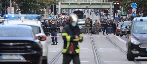Французские полицейские и солдаты охраняют улицу после нападения с ножом в Ницце Французские полицейские и солдаты охраняют улицу после нападения с ножом в Ницце - Sputnik Таджикистан