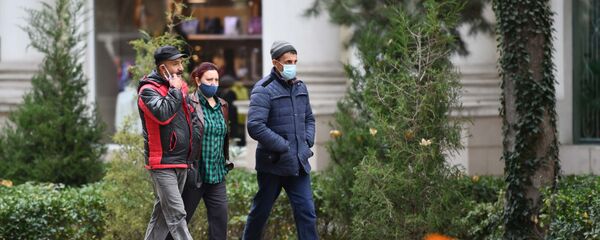 Жители Душанбе на улице в масках - Sputnik Тоҷикистон